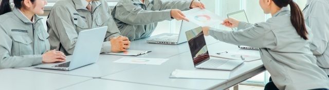 中小企業の社員が5人で会議する様子