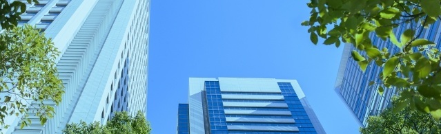 綺麗な3棟のマンションと緑と青空の写真