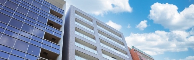 綺麗な3棟のマンションと青空の写真