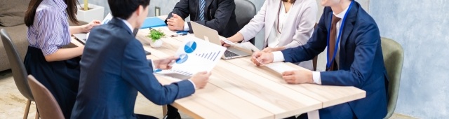 オフィスで明るく会議しているビジネスマンの様子