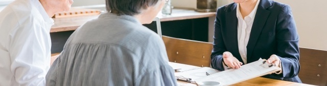 専門家の女性と老夫婦が明るく相談している様子