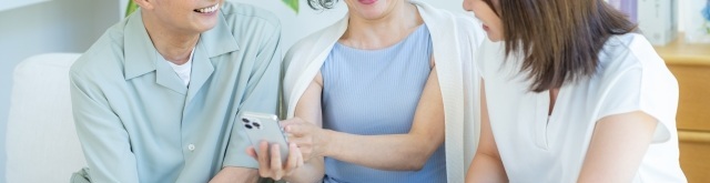 老夫婦とその娘が家族信託について相談する様子