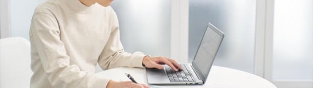 個人事業主が一人でデスクワークする様子