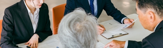 老夫婦が2人の行政書士に相続について語る様子の写真